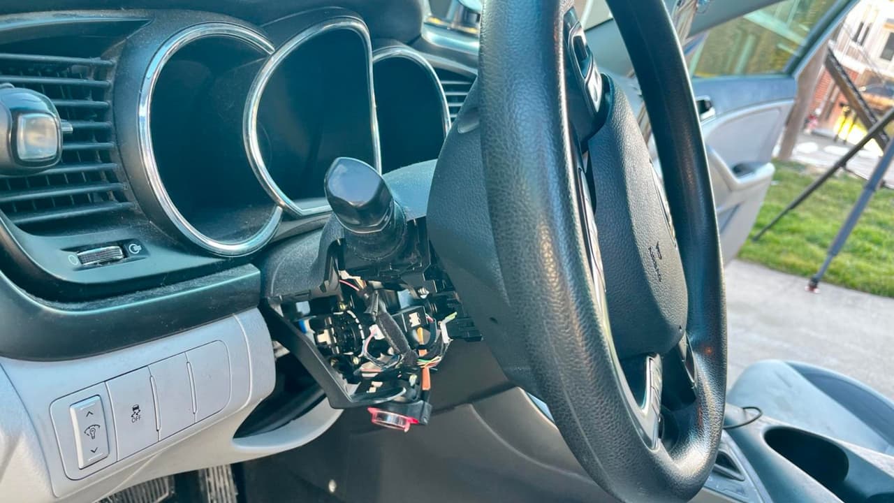 El modus operandi implica la rotura de las cubiertas de encendido y el uso de un cable USB.