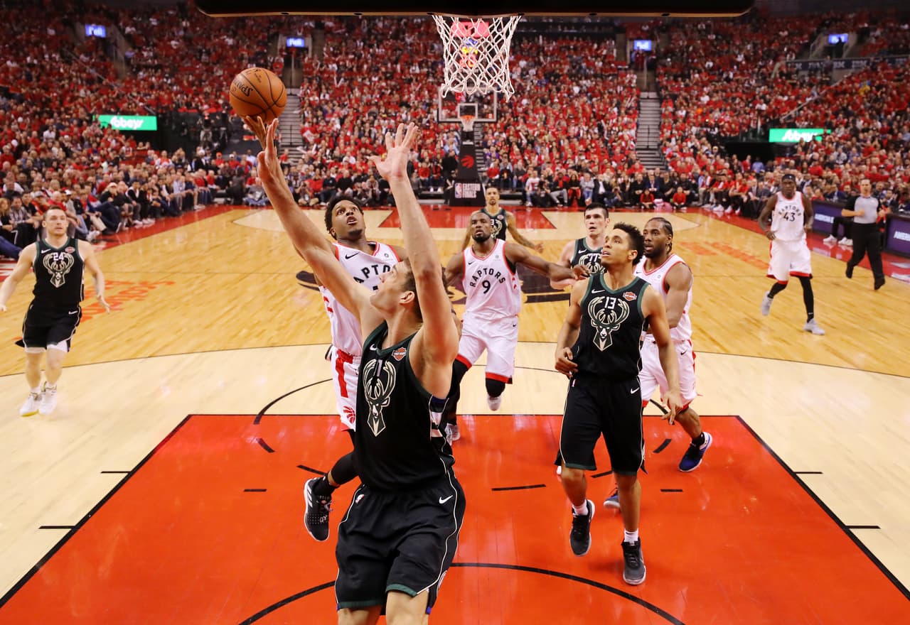 Los Bucks lucieron muy confundidos y los Raptors aprovecharon para anotar más puntos y darle mejor manejo al reloj para llevarse la victoria por 100-94.