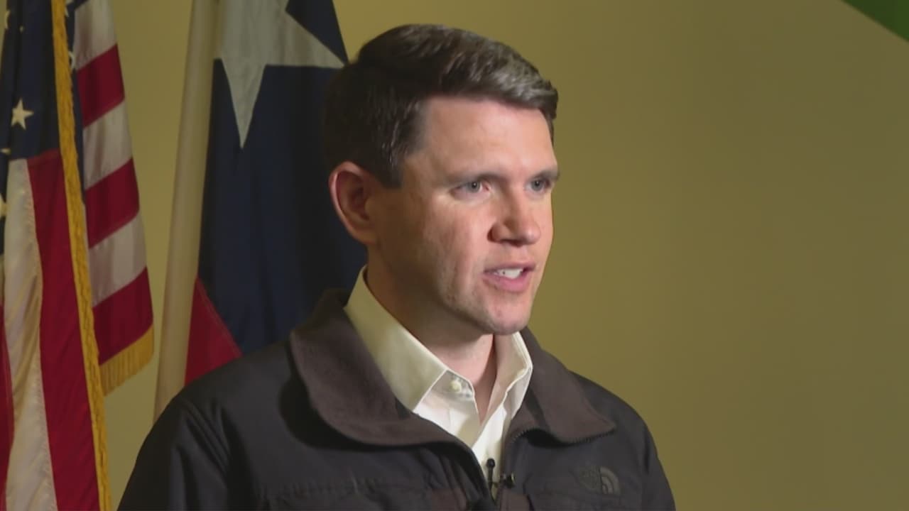 Detalles del acto de campaña de James Talarico en UNT Denton en el primer día de votación temprana