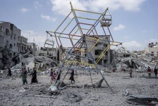 Muchos palestinos aprovecharon el breve respiro para volver a sus barrios devastados, donde se acumulaban los cadáveres y los escombros.