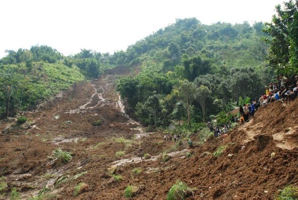Nueve casas fueron enterradas por el lodo procedente de las colinas cercanas poco después del amanecer en la aldea de Cililin, en el distrito de Bandung Occidental.