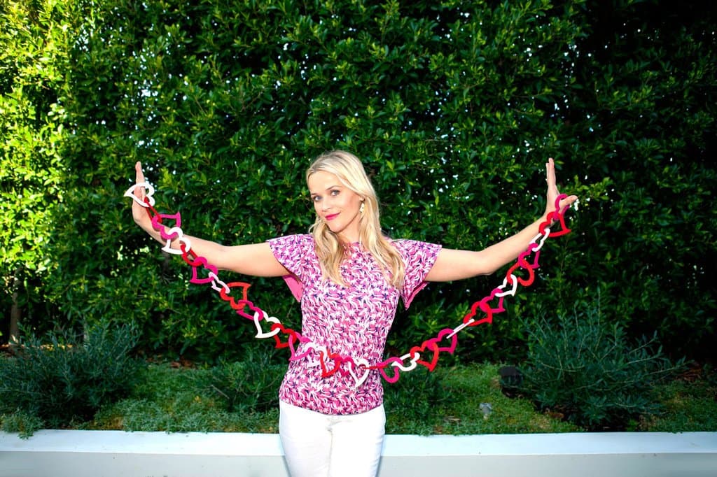 Reese Witherspoon hizo corazoncitos de papel.