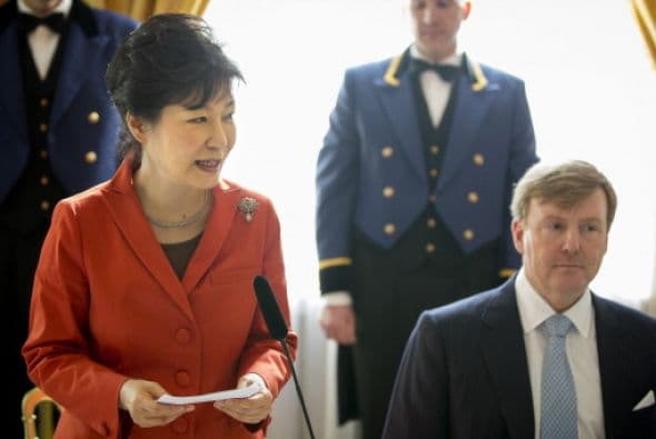 Park Geun -hye, presidenta de Corea del Sur y el rey Guillermo durante un discurso en el Palacio Noordeinde en Amsterdam durante la Cumbre de Seguridad Nuclear.