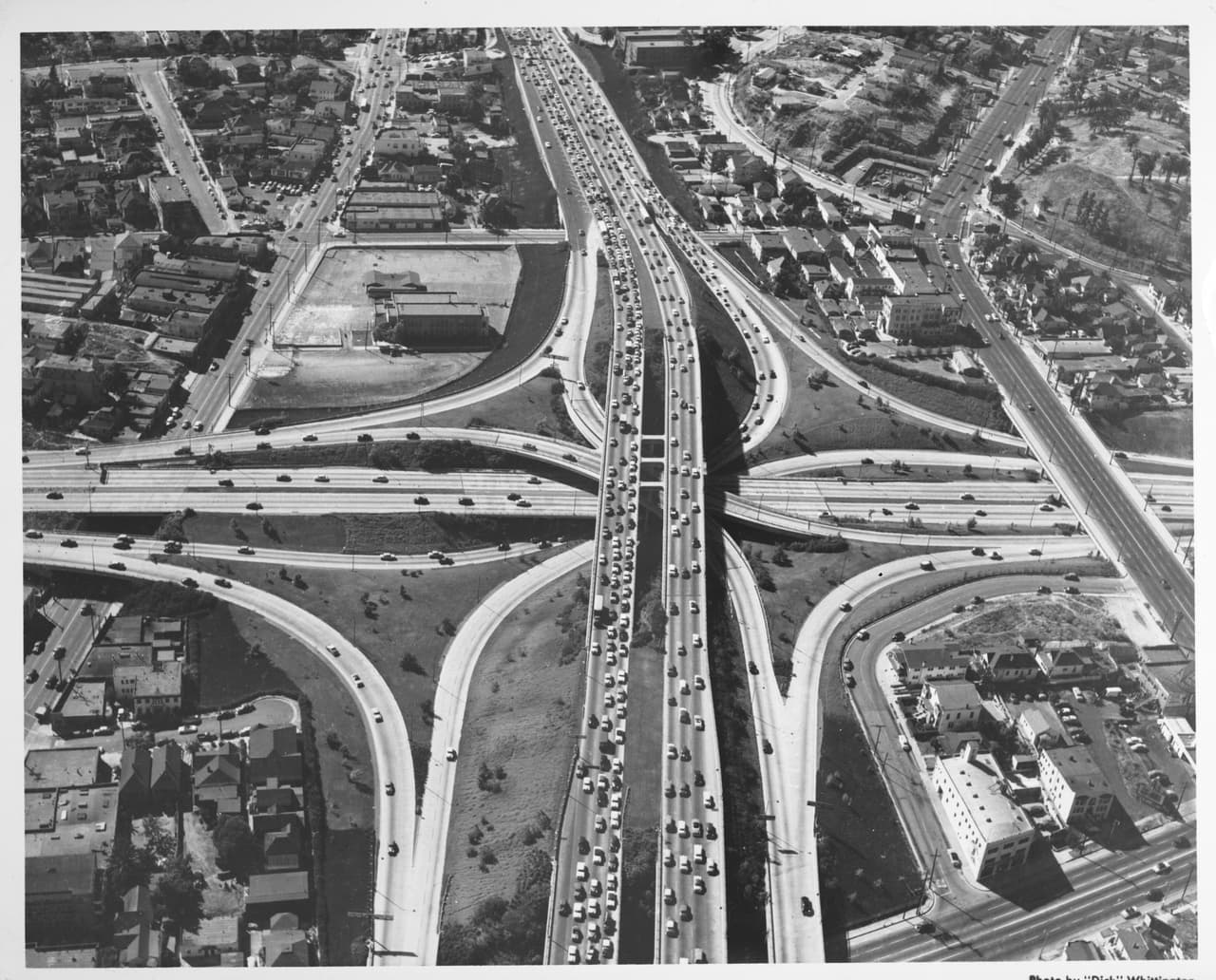 <b>La autopista ‘Arroyo Seco’</b>.
<br>
<br>El ‘New Deal’ también fue responsable de la primera autopista del país. La Administración de Obras Públicas y la Administración del Progreso de las Obras, ambas creadas por Roosevelt, ayudaron a financiar esta vía. 
<br>
<br>Ahora conocida como Pasadena Freeway o 110, la autopista ‘Arroyo Seco’ conecta a Los Ángeles con Pasadena, en California. Se abrió al tráfico entre 1938 y 1940, y redujo los viajes 27 a 12 minutos entre estos dos puntos
<br>