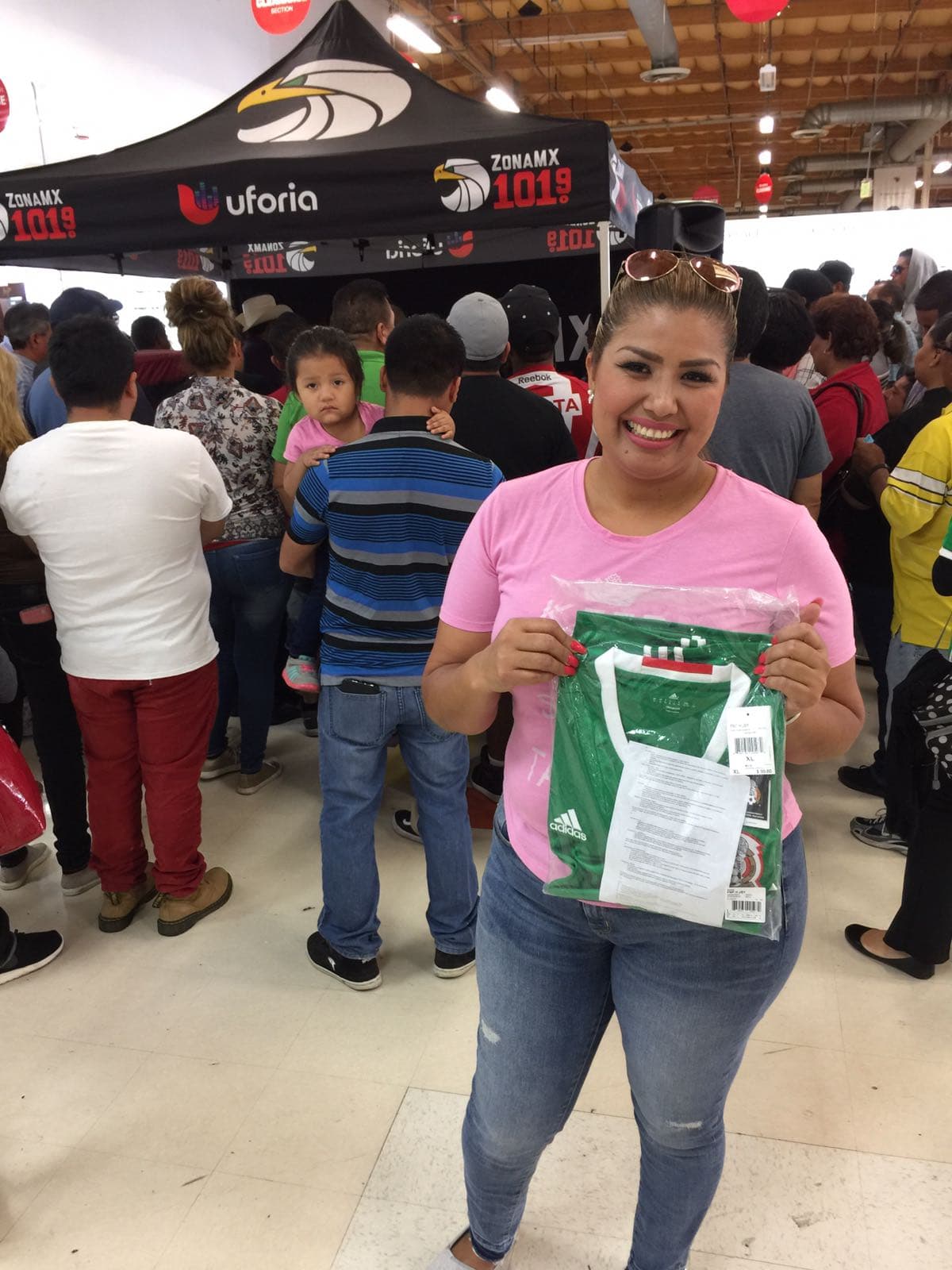 Raul 'El Pelón', Carla Medrano y El Feo vistieron de color verde las calles de Los Ángeles previo al partido de la selección de mexicana en esta ciudad.