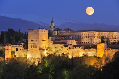 <b>La Alhambra, España.</b>- Situada en Granada, en el sur de España, Fanthorpe asegura que este lugar es uno de los ejemplos de hermosa arquitectura alrededor del mundo, con palacios, fortalezas y jardines históricos.