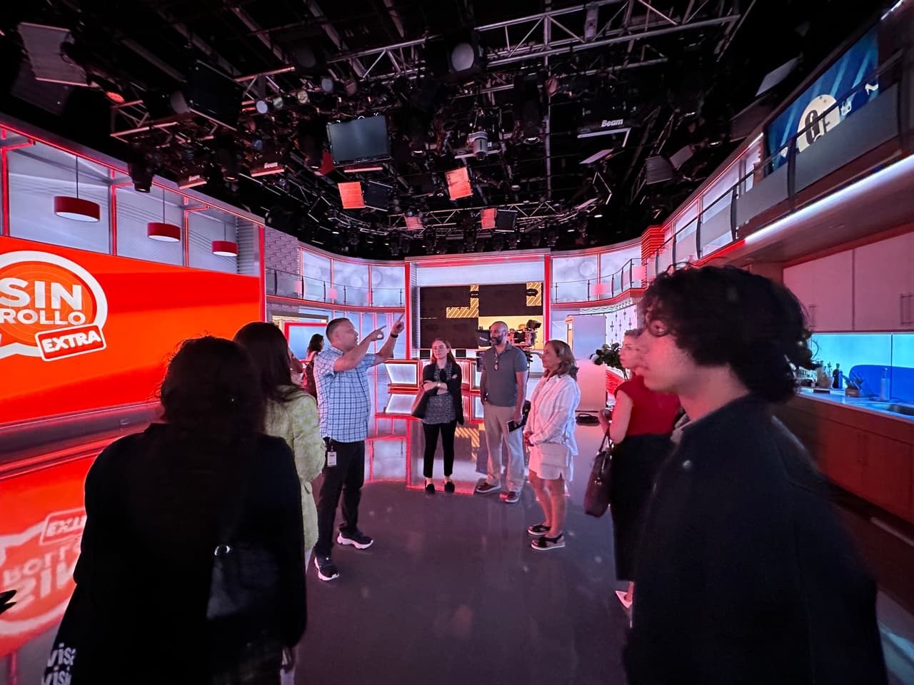Participantes visitando estudios de Sin Rollo de Univision