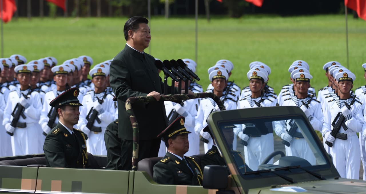 El presidente chino, Xi Jinping, revisa las tropas durante un desfile militar en Hong Kong el 30 de junio de 2017. Xi Jinping recorrió una sede del Ejército Popular de Liberación de Hong Kong, parte de una visita histórica a la ciudad políticamente dividida.
