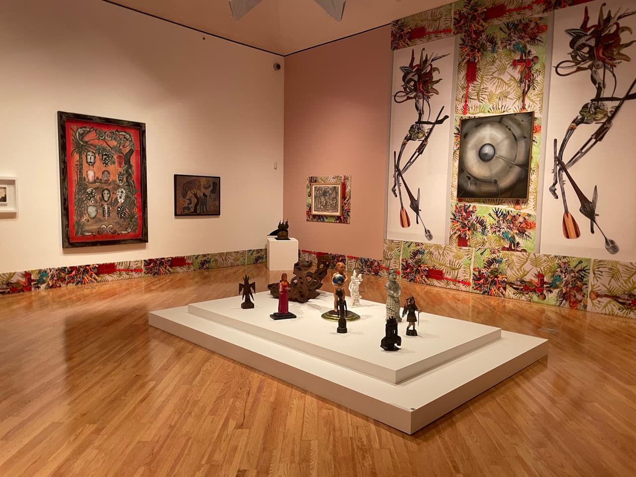 Mar, quien se graduó de FIU, combina una amplia gama de referencias visuales y obsesiones personales, informa 
<a href="https://frost.fiu.edu/exhibitions-events/events/2020/12/tesoro.html" target="_blank">la página web del museo</a>.