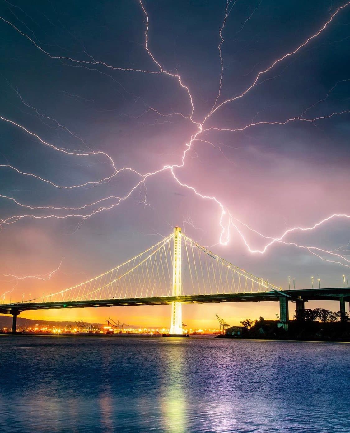 “Esto es lo peor que podemos ver en lo que se refiere a clima de incendios. La región entera está siendo azotada por relámpagos. El problema es la vegetación realmente seca. Lo más probable es que cualquier relámpago que toque el suelo puede comenzar un incendio”, dijo a medios locales Drew Peterson, meteorólogo del NWS.