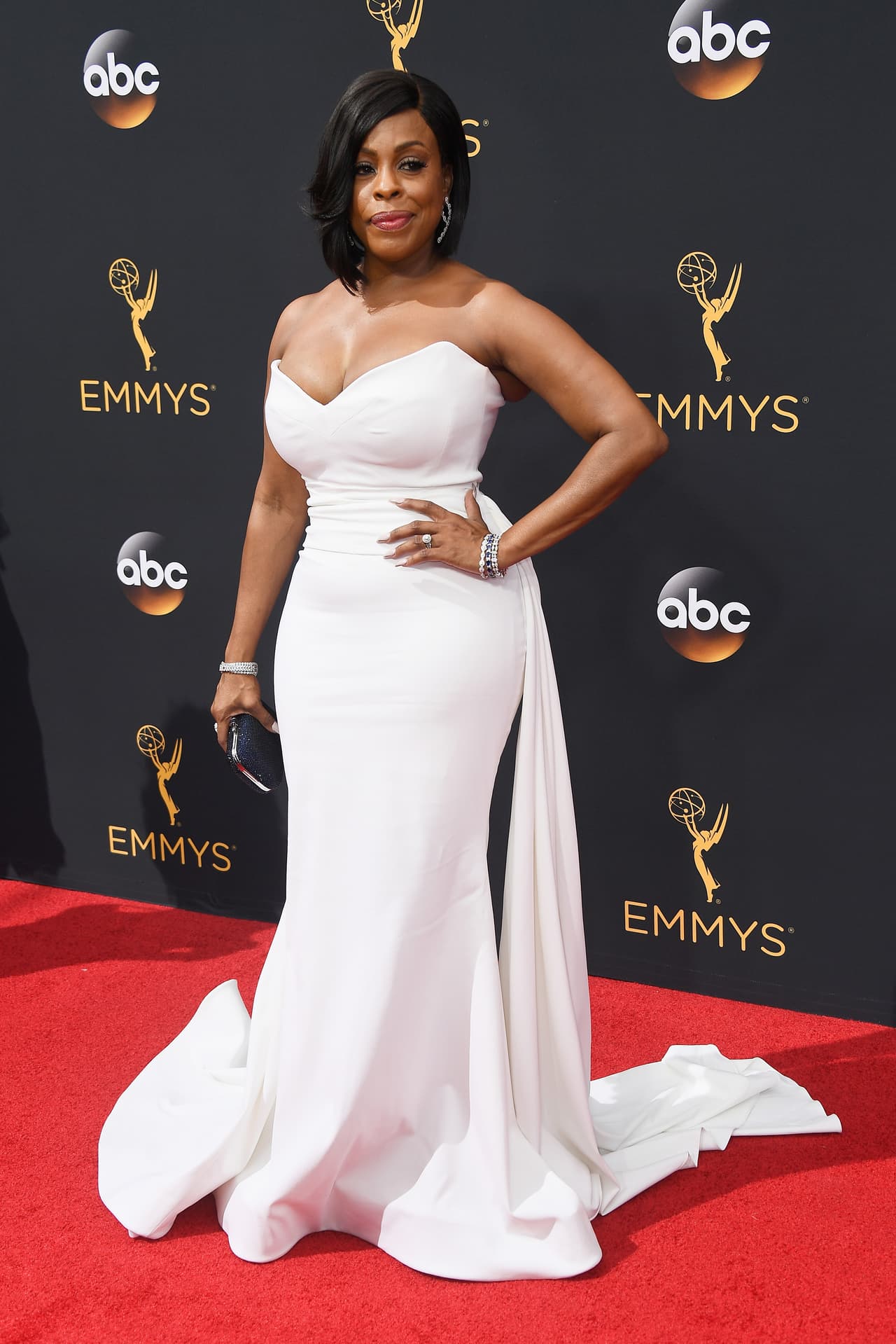 La actriz Niecy Nash eligió a Christian Siriano para que, como él lo había hecho con Leslie Jones en el lanzamiento de la película Cazafantasmas, le diera esta vez a su cuerpo curvilíneo y voluptuoso estilo y elegancia. El top strapless tipo corazón, la cola y la falda sirena fueron una constante de la noche.