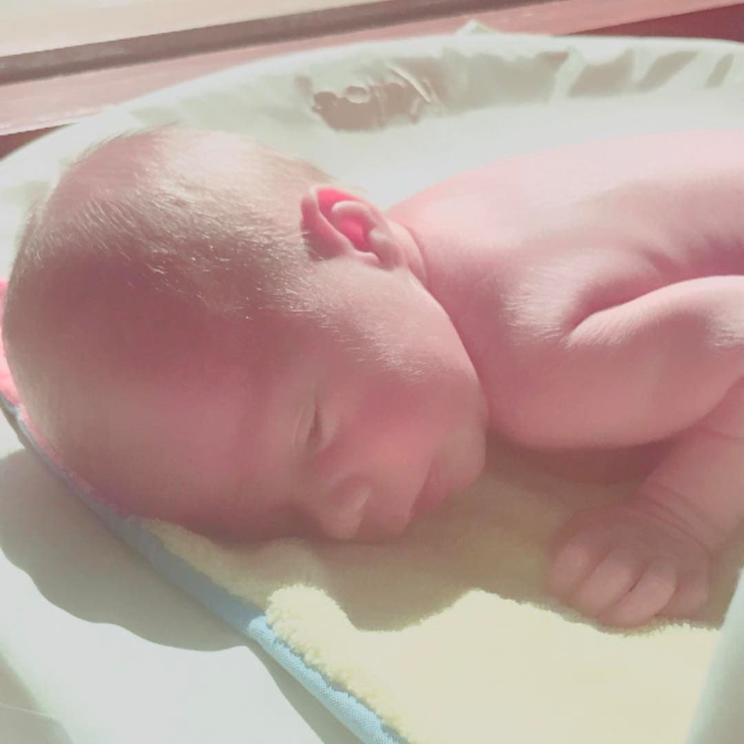 Después de casi 10 días de haber nacido, 
<b>Manuel</b> fue presentado por su mamá: "¡Hola mundo, soy Manuel!", escribió la actriz junto a la imagen, enloqueciendo las redes sociales al mostrar el rostro de su bebé.