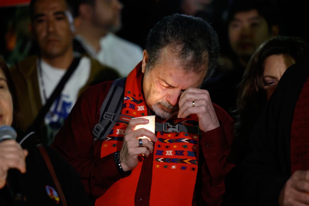 La alcaldesa de Los Ángeles, Karen Bass, emitió una declaración condenando los hechos y destacando que Alex Pretti era un profesional de la salud dedicado a preservar vidas. Bass, quien trabajó como enfermera, vinculó el incidente con redadas recientes en el sur de Los Ángeles y llamó a la responsabilización de las autoridades federales.