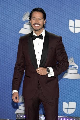 José Ron es el galán que acompañará a Chiqui Delgado y Yuri en la trigésima tercera entrega de Premio Lo Nuestro. El actor mexicano participó en la conducción de la antesala de los Latin GRAMMY 2020 en noviembre pasado.