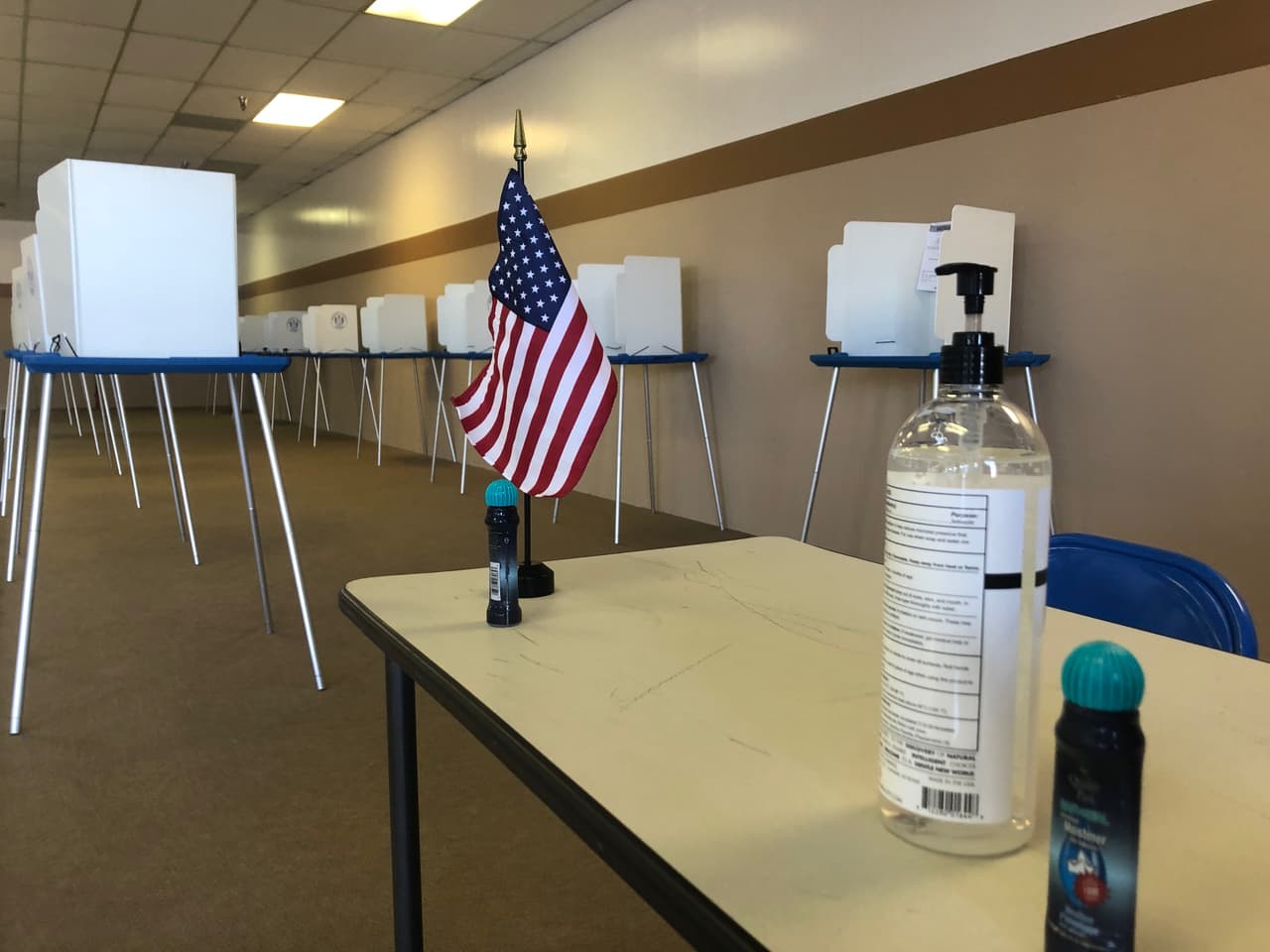 Agua sanitizante, distanciamiento social y máscaras en los centros de votación anticipada en el condado Maricopa.