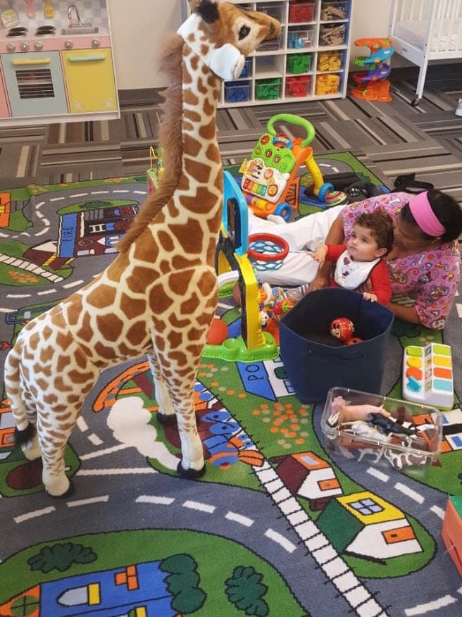 Desde que su hijo Dante nació ha publicado fotos de él, sin embargo esta es la primera vez que se le ve la cara por completo: "No solo yo amo a las jirafas... parece que es de familia. Mi amor Dante", escribió en Twitter.