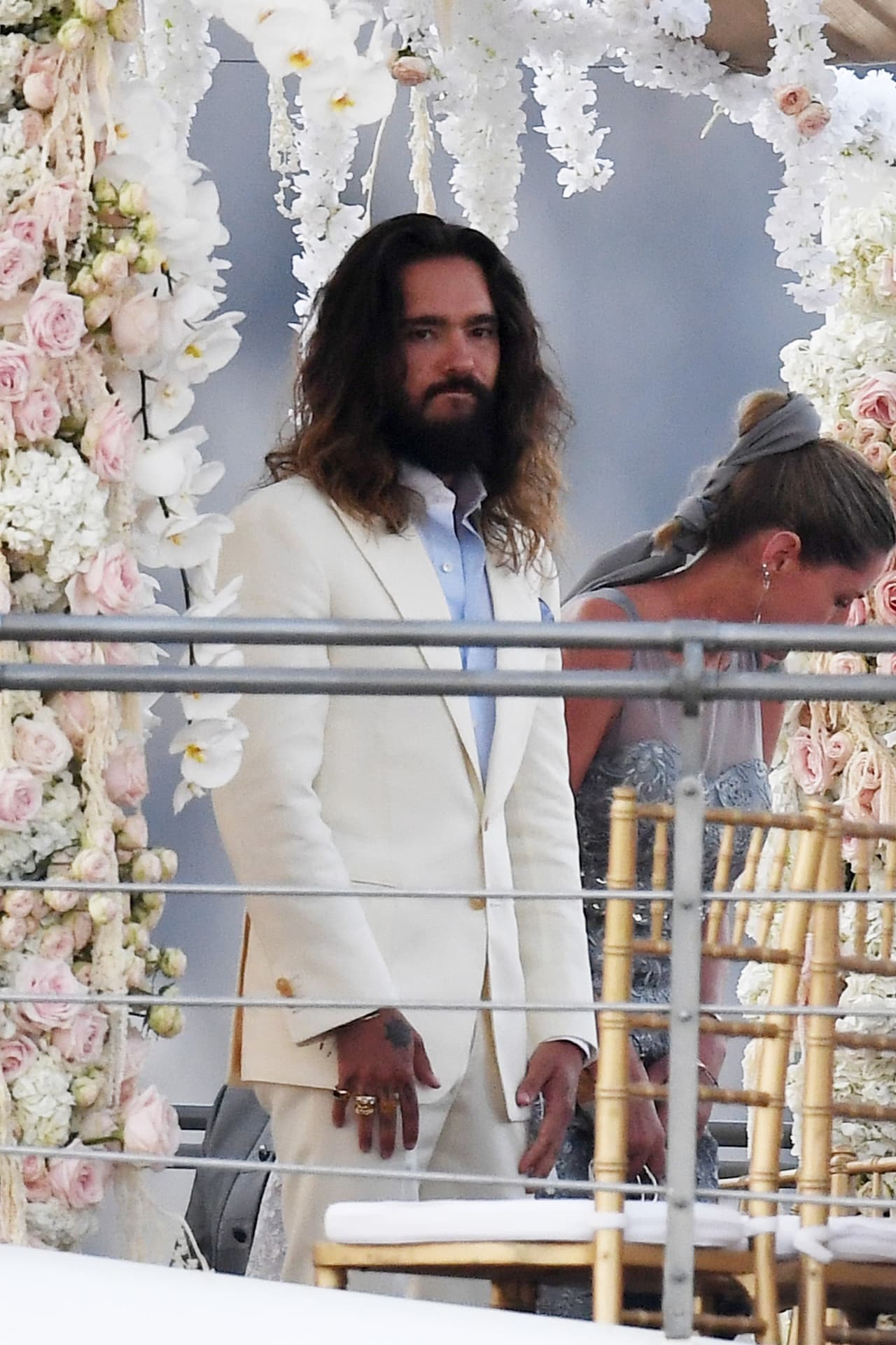 Mientras la modelo tomaba su tiempo, el guitarrista Tom Kaulitz la esperaba muy serio, aunque tenía la certeza de que su esposa no saldría corriendo del yate.