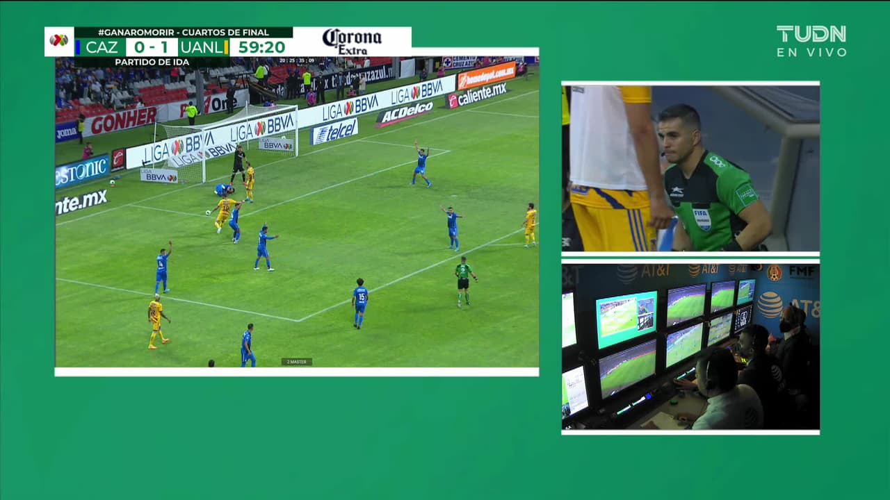 ¡Expulsión! El árbitro saca la roja directa a Nicolás López.