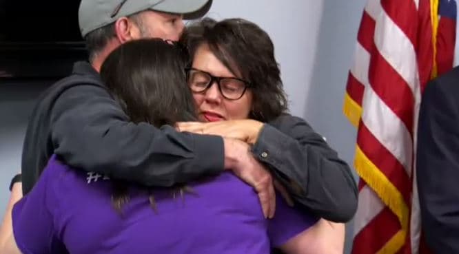 La familia de Christina Morris estuvo presente en la rueda de prensa en la que se anunció que los restos encontrados en Anna son de la joven. En la imagen su padre, Mark, abraza a Sarah (con camisa morada) y Jonni, hermana y madre de Christina.