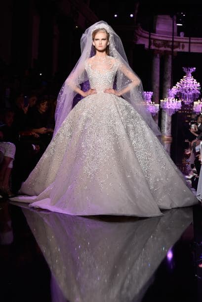 Este es un modelo lleno de encanto que parece salido de una película de Disney. Falda amplia, cintura angosta, escote con transparencias y bordados florales románticos.