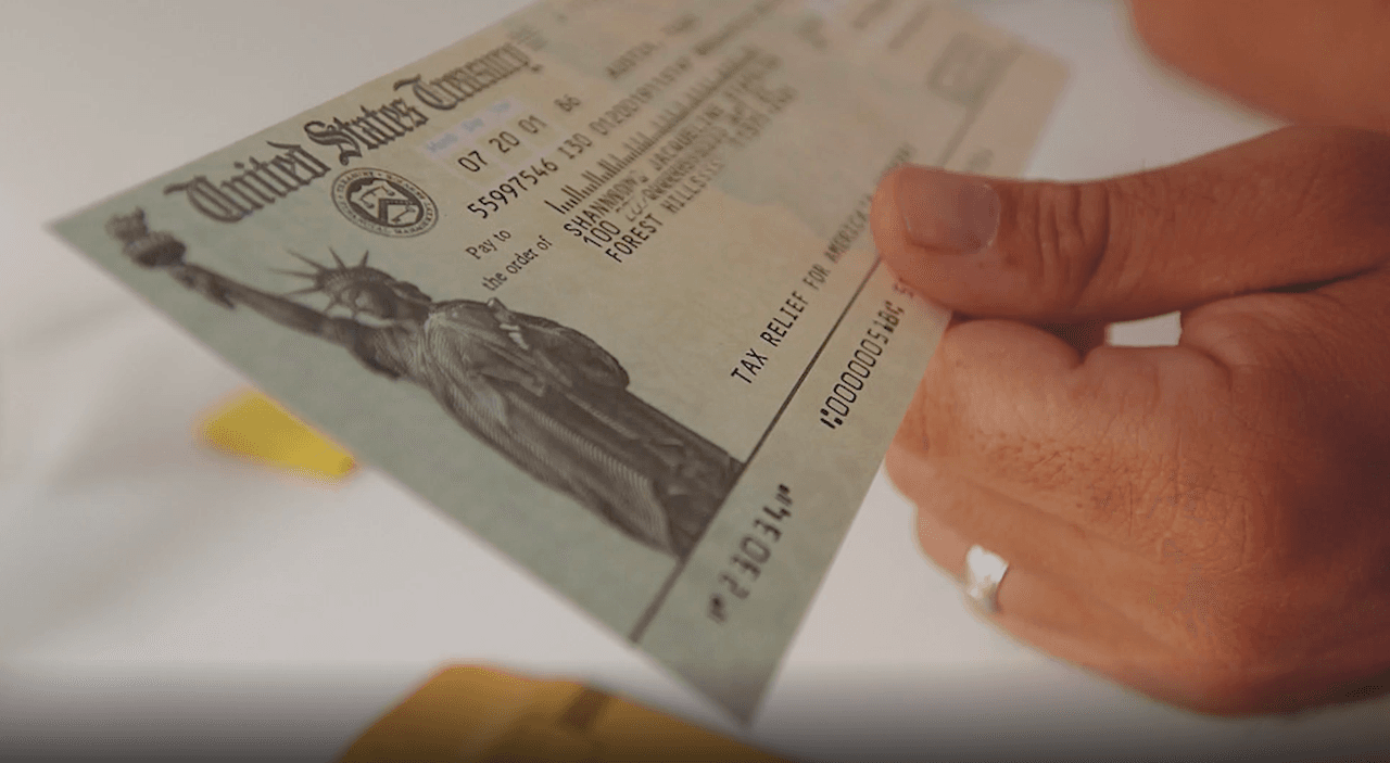 Según este experto, algunos residentes de Chicago ya han recibido más de un cheque de estímulo económico por valor de $1,400 por este 'double dipping'.