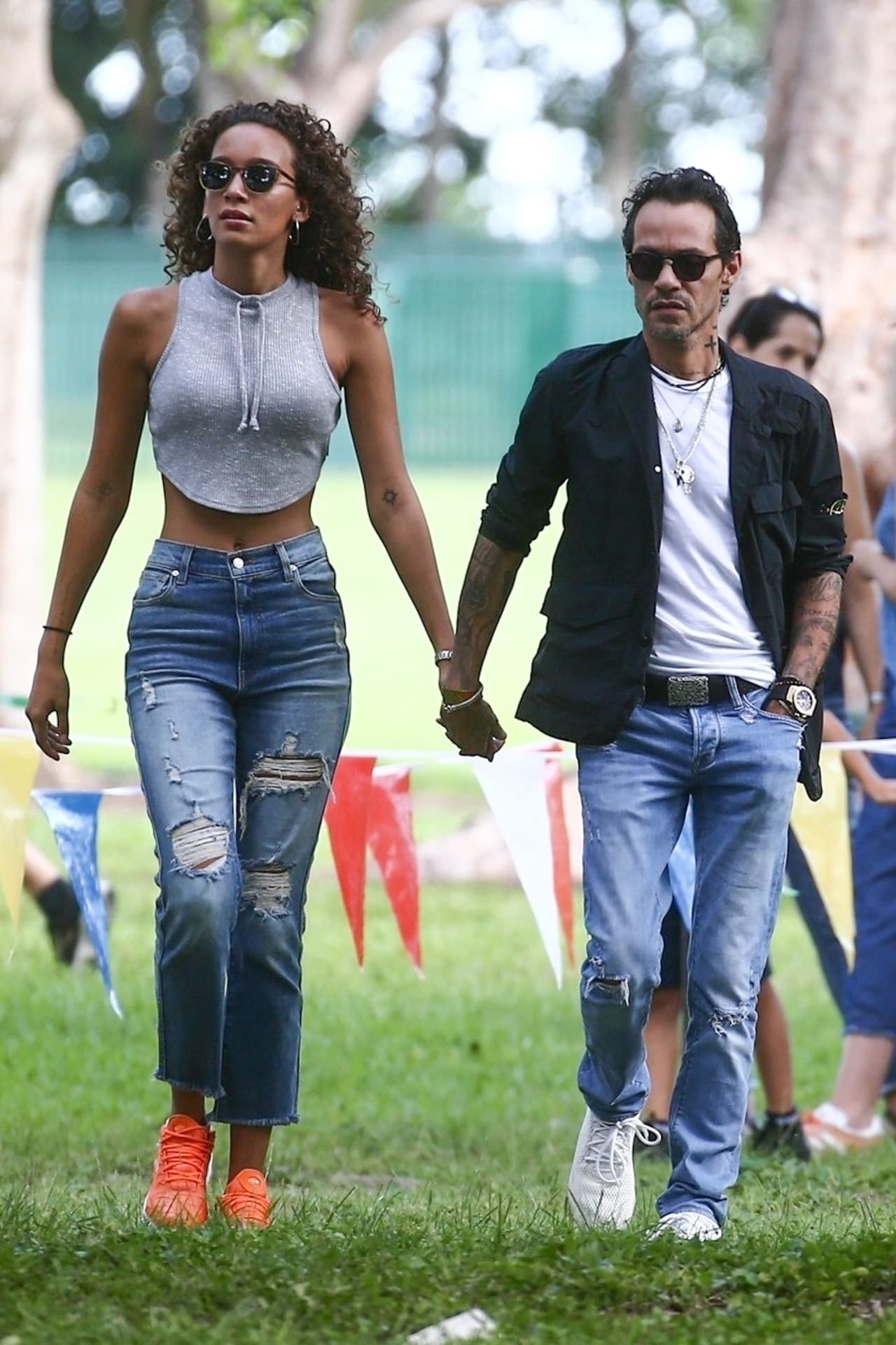 <b><a href="https://www.univision.com/famosos/marc-anthony-responde-al-tuit-demente-de-donald-trump-sobre-puerto-rico-y-tilda-al-presidente-de-espantoso-fotos">Marc Anthony no se perdió</a></b> la carrera escolar, un evento al que llegó en compañía de su nueva pareja.