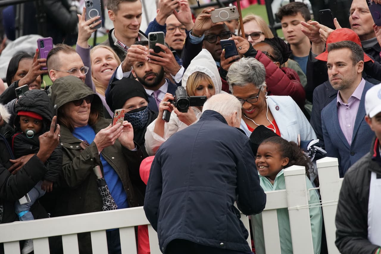El presidente saluda a los invitados a la celebración. Esta tradicional fiesta de Pascua de la Casa Blanca data de 1878, es una de las festividades más antiguas que celebra la Presidencia estadounidense. 
<br>