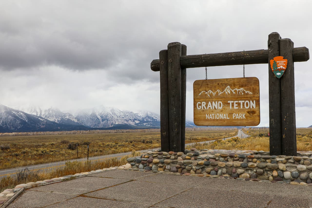 <b>Puesto 15. Jackson Hole</b>
<br>
<br>En diciembre este valle de Wyoming es ideal para los que aman las montañas nevadas, los deportes de invierno y las acogedoras cabañas.
<br>
<br>Puede pasar la tarde en las pistas de esquí o hacer una excursión guiada por el Parque Nacional Grand Teton (en la foto). Son populares los recorridos en trineo tirado por perros hasta Granite Hot Springs, donde podrá darse un chapuzón en las piscinas termales. La vista de las montañas Teton desde el teleférico de Jackson Hole son imperdibles.
<br>