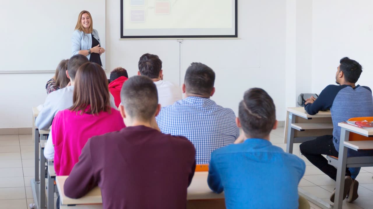 <b>Bibliotecas, iglesias, colegios comunitarios y sitios web ofrecen opciones gratuitas y accesibles para hispanohablantes que quieren mejorar su inglés en Dallas, Fort Worth y alrededores</b>. Aprender inglés puede abrir muchas puertas: mejores trabajos, más independencia, oportunidades para ayudar a tus hijos con la escuela y sentirte parte de tu comunidad. Si vives en el norte de Texas y hablas español, esta guía te muestra dónde encontrar clases de inglés gratis o de bajo costo cerca de ti.