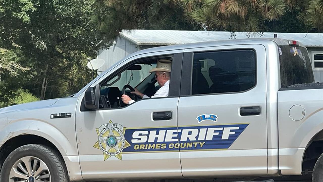 El hombre que encontró al menor, quien prefirió mantenerse en el anonimato, llamó a los oficiales del condado Grimes, quienes confirmaron que se trataba de Christopher.