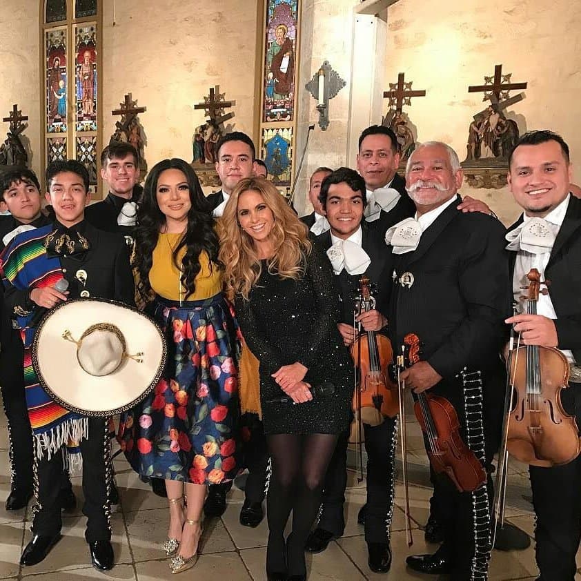 Las mañanitas estuvieron a cargo de la cantante mexicana Lucero, quien 
<a href="http://www.univision.com/san-antonio/kwex/noticias/comunidad/es-una-dicha-ser-mexicana-y-devota-de-la-virgen-de-guadalupe-lucero-le-canta-a-la-virgen-en-san-antonio-video" target="_blank">habló sobre su devoción a la Virgen de Guadalupe y el orgullo de ser mexicana. </a>
<br>