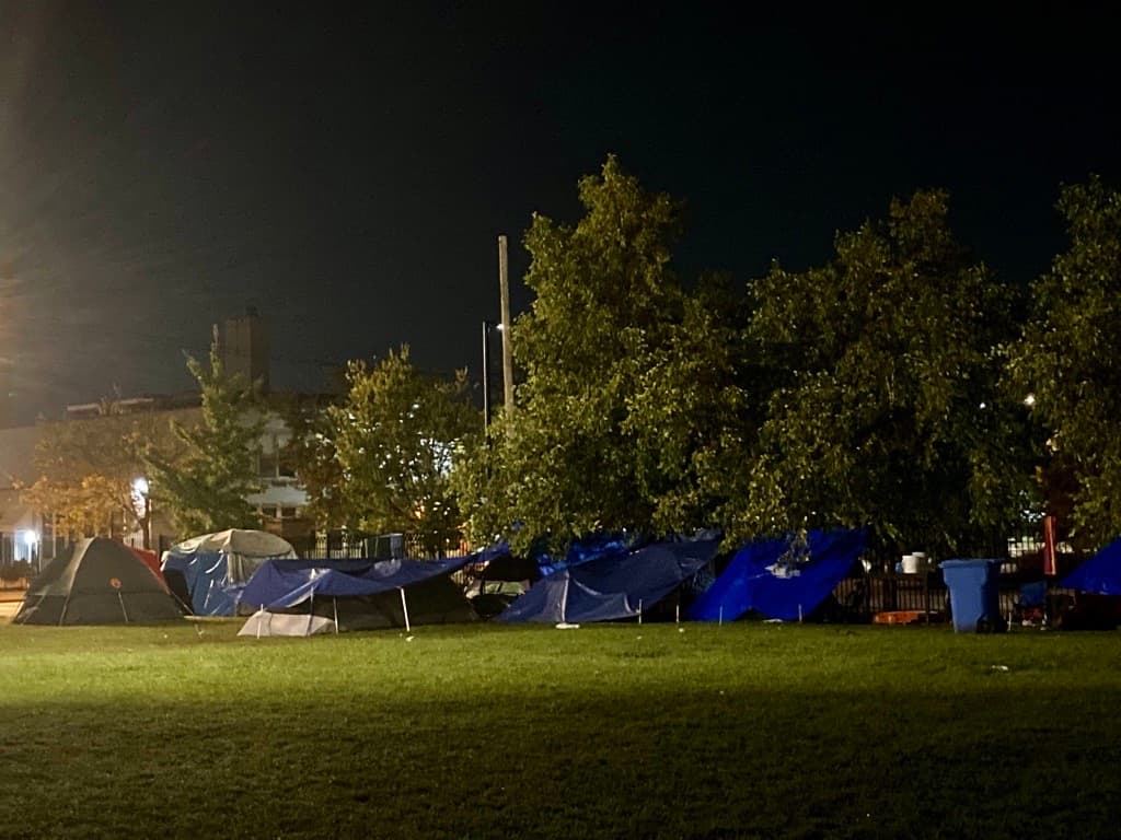 Algunos migrantes permanecen refugiados aún en carpas cerca de la estación de policía del distrito 12.