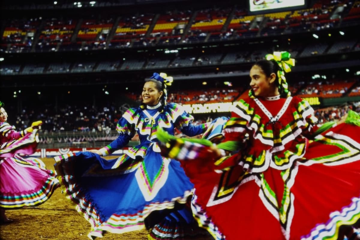 Cada año el Rodeo de Houston rinde tributo a la herencia cultural hispana de Houston, en donde se comparte parte de las tradiciones hispanas con bailes y una fiesta charra llena de música y color.