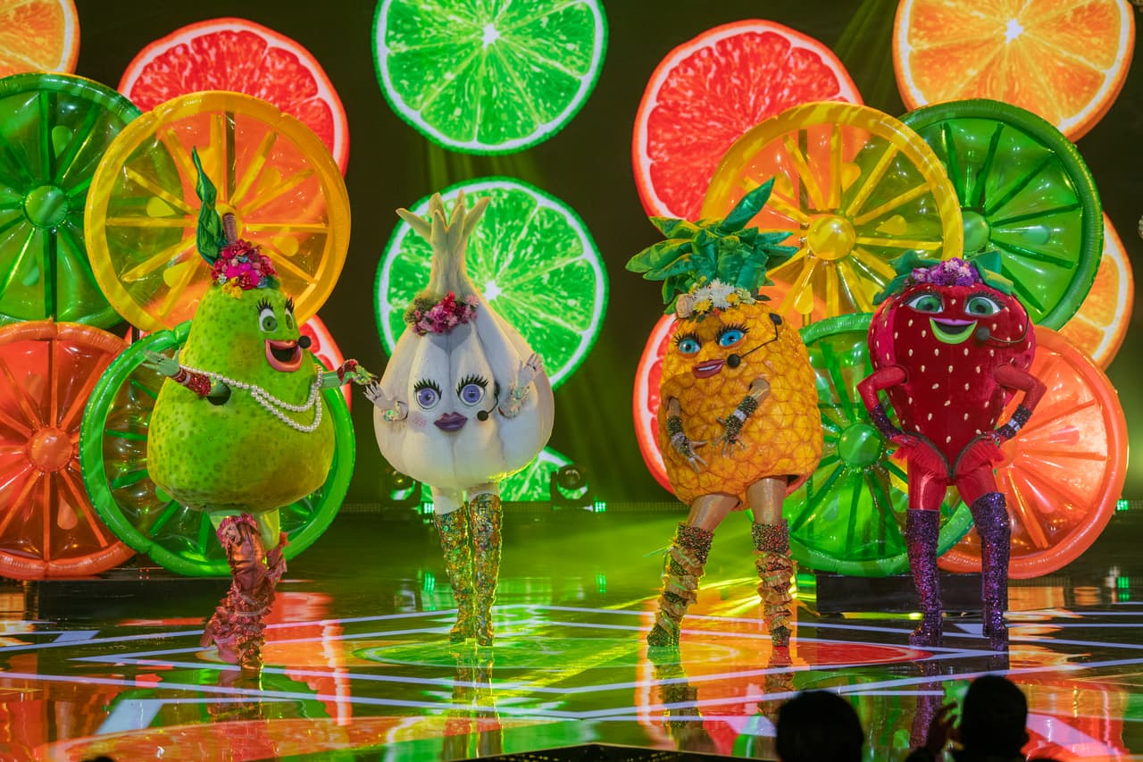 Las chicas de Huacal también ofrecieron pistas muy intrigantes sobre su personalidad, mientras debatían sobre qué tipo de canción deberían de interpretar en su próxima presentación. Finalmente subieron al escenario al ritmo de ‘Bombón Asesino’ y posteriormente Ajo tuvo un momento muy romántico con Juanpa Zurita.