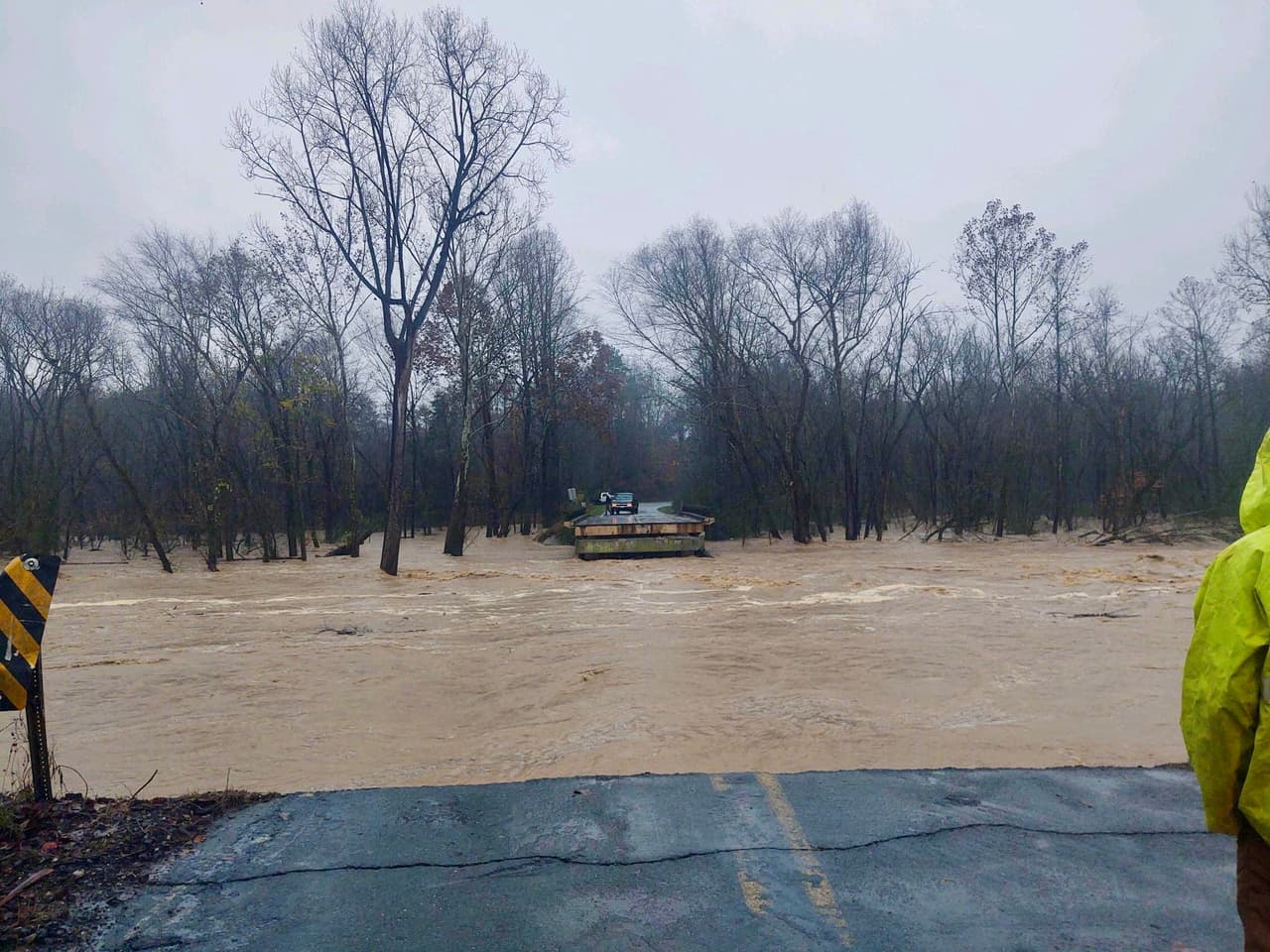 Las unidades de rescate acuático de Mooresville
<a href="https://www.univision.com/local/north-carolina-wuvc/buscan-a-5-personas-desaparecidas-en-un-refugio-de-casas-rodantes-tras-inundaciones-en-carolina-del-norte-video">continúan las labores de búsqueda en medio de las fuertes lluvias.</a> Un niño y un adulto aún continúan desaparecidos. Lugar: Condado de Iredell