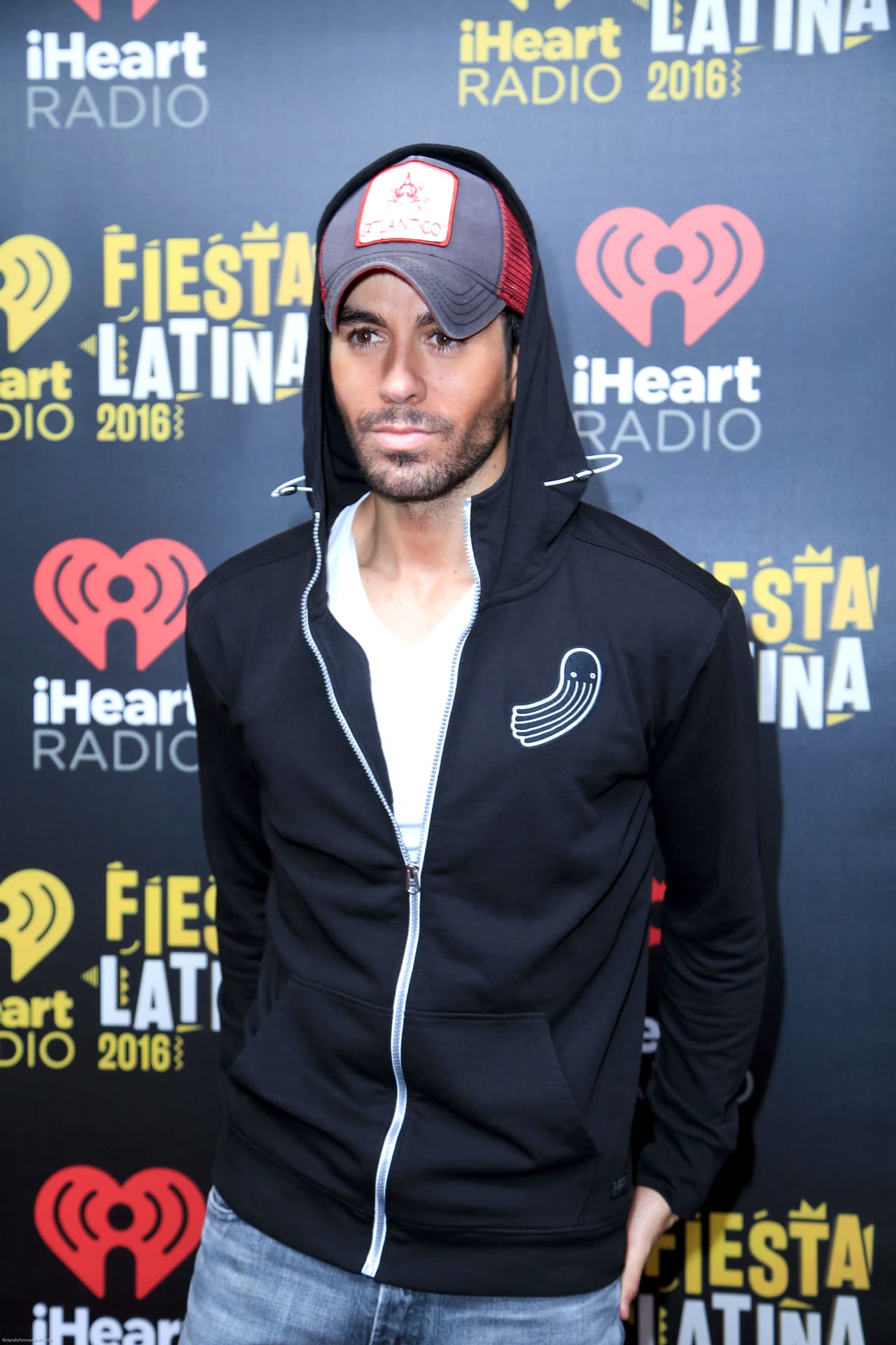 Un año después el cantante español lamentó el incidente, pues le tuvieron que realizar una cirugía reconstructiva: "Cada vez que movía mi mano podías ver sangre por todas partes. En ese momento no me di cuenta de lo mal que estaba porque no sentía dolor. Sentí dolor hasta después de la cirugía. De verdad, lo que hice fue una gran estupidez", dijo en entrevista para Univision en julio de 2016.