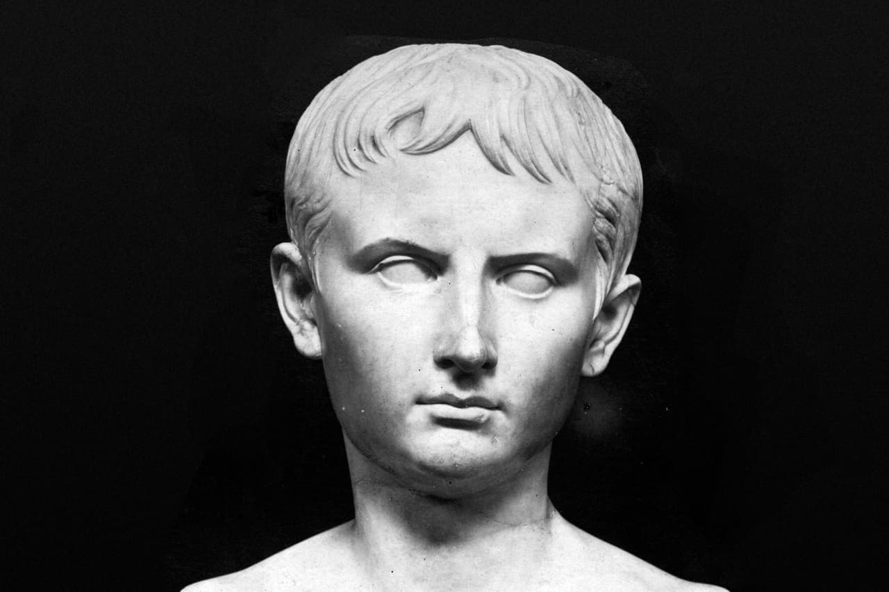 <b>César Augusto</b>
<br>
<br>Fuente principal de riqueza: gobernar el Imperio Romano y poseer personalmente a Egipto.
<br>
<br>Patrimonio estimado en dólares de hoy: alrededor de cuatro millones de millones (25 al 30% del PIB mundial de su época).
<br>
<br>Años: 64 - 14 (antes de cristo).
<br>
<br>El primero de los emperadores de Roma controló uno de los estados más poderosos del mundo, y se decía que era
<b> </b>personalmente el dueño de Egipto. En el momento de su gobierno, se estima que 
<a href="https://interestingengineering.com/historical-fortune-500-7-wealthiest-people"><u>solo Egipto producía casi un tercio del PIB mundial</u></a>. 
<br>
<br>Actualmente, para calcular el patrimonio neto de una persona se suma su riqueza en efectivo, el valor de sus compañías, sus acciones, sus propiedades y le se resta la deuda.