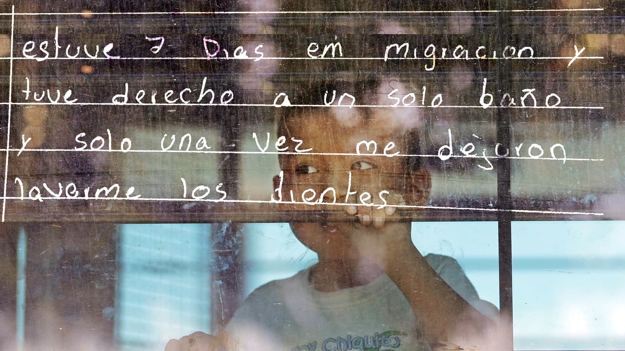 Paños fríos para bajar la fiebre y un recién nacido en el suelo: nuevos testimonios de niños en las hieleras