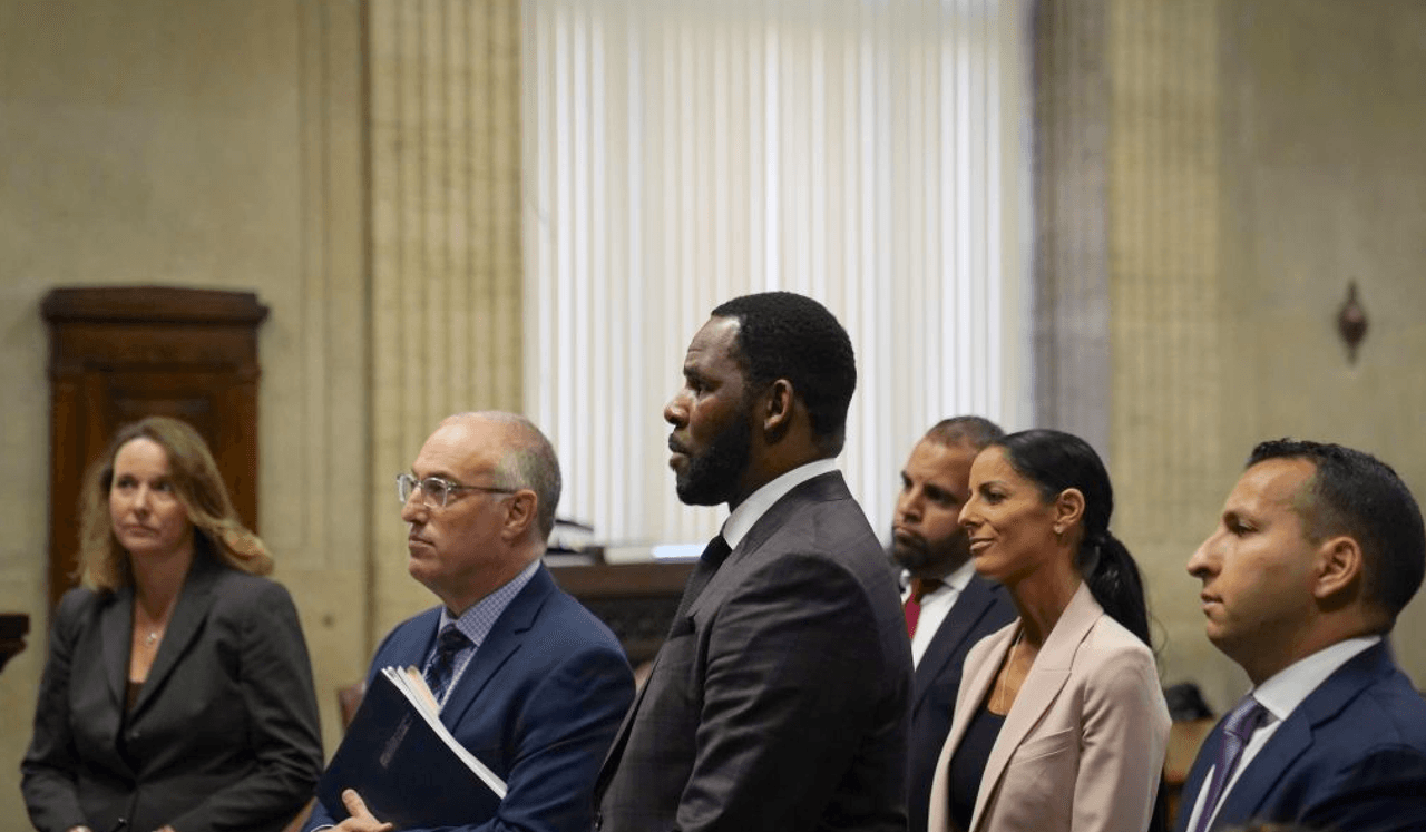 La exnovia del cantante R Kelly lloró al recordar los abusos a los que fue sometida  