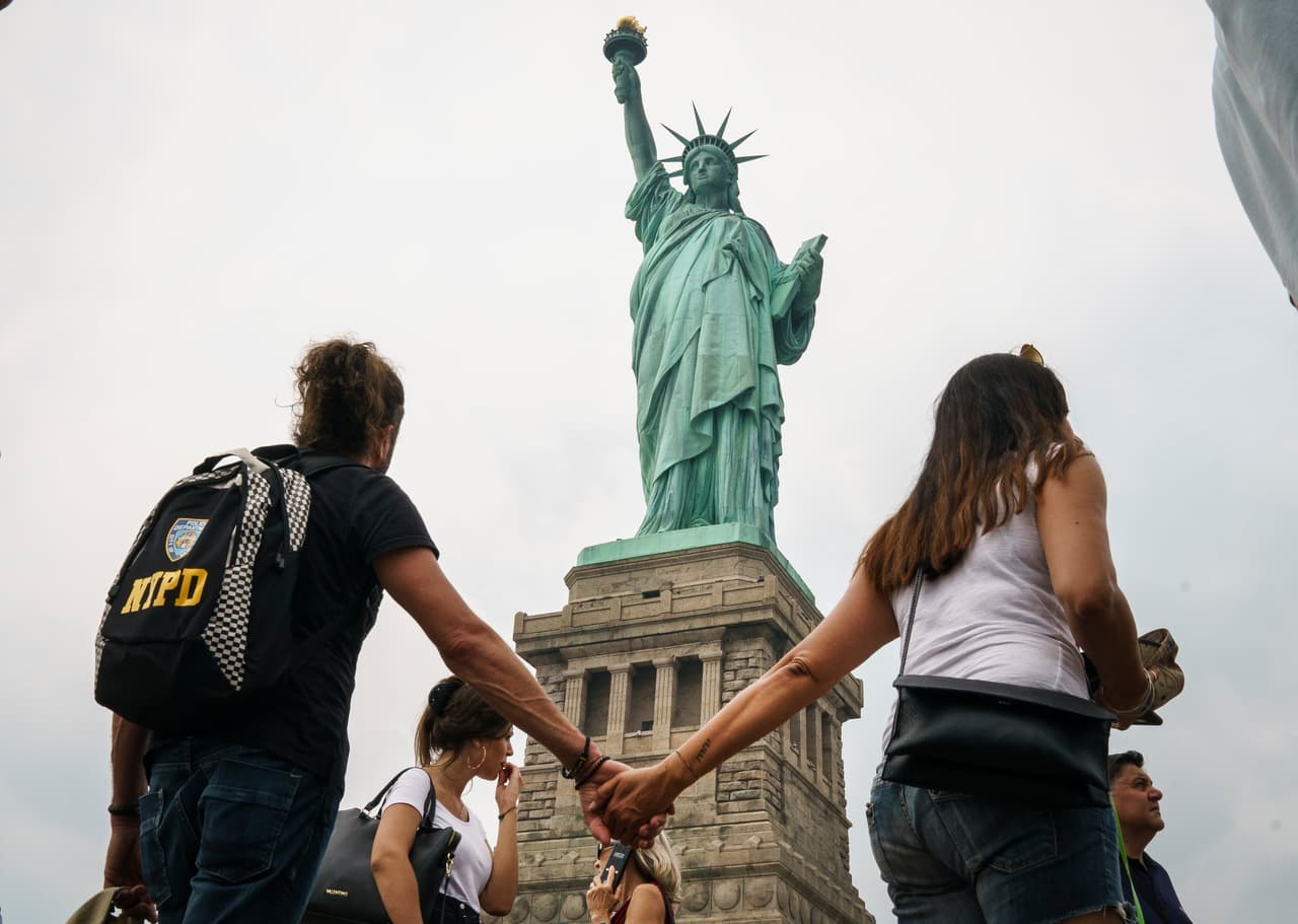<b>Sitios turísticos</b>
<br>
<br>Las famosas atracciones se unen a otros monumentos nacionales en el país ––como el monumento a Washington y Alcatraz–– en cerrar debido al coronavirus.