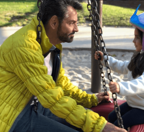 Padre e hija jugando en el parque...