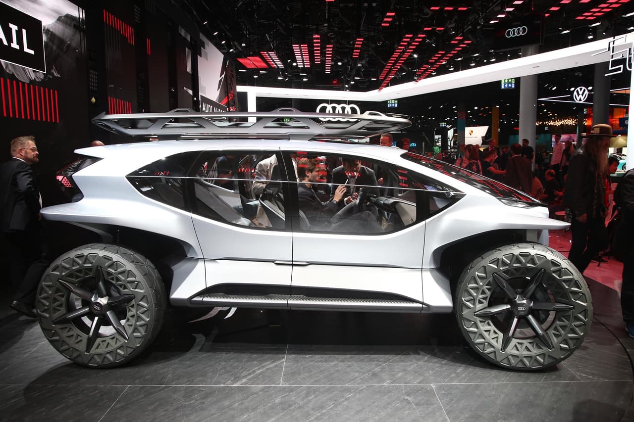 <u><b>Audi AI:Trail Quattro</b></u>
<br>
<br>El más reciente concepto de Audi combina dos elementos futuristas: propulsión eléctrica y drones. Este auto es capaz de lanzar al aire un equipo de cinco drones, los cuales tienen la tarea de enviar al conductor imágenes del camino en tiempo real, además de complementar el sistema de iluminación con su tecnología LED Matrix. El concepto monta una batería de iones de litio que le otorga una autonomía de entre 250 y 310 millas con una sola carga.