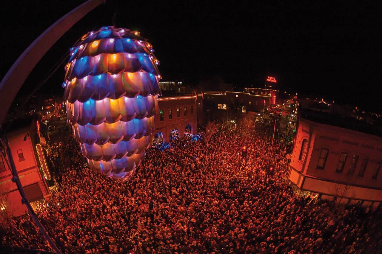 <b>Great Pinecone Drop</b>
<br>Y para cerrar el año puedes disfrutar de una de las mayores tradiciones conocida como el Great Pinecone Drop del Weatherford Hotel en el centro de la ciudad y que cada año atrae a miles de visitantes.