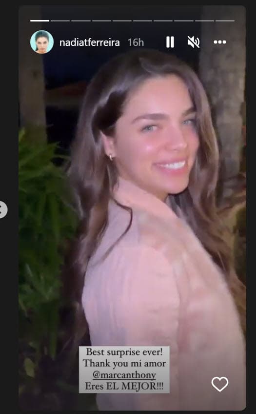 Lo que sí hizo, según lo que publicó su novia, fue darle una sorpresa previa a su cumpleaños. 
<br>