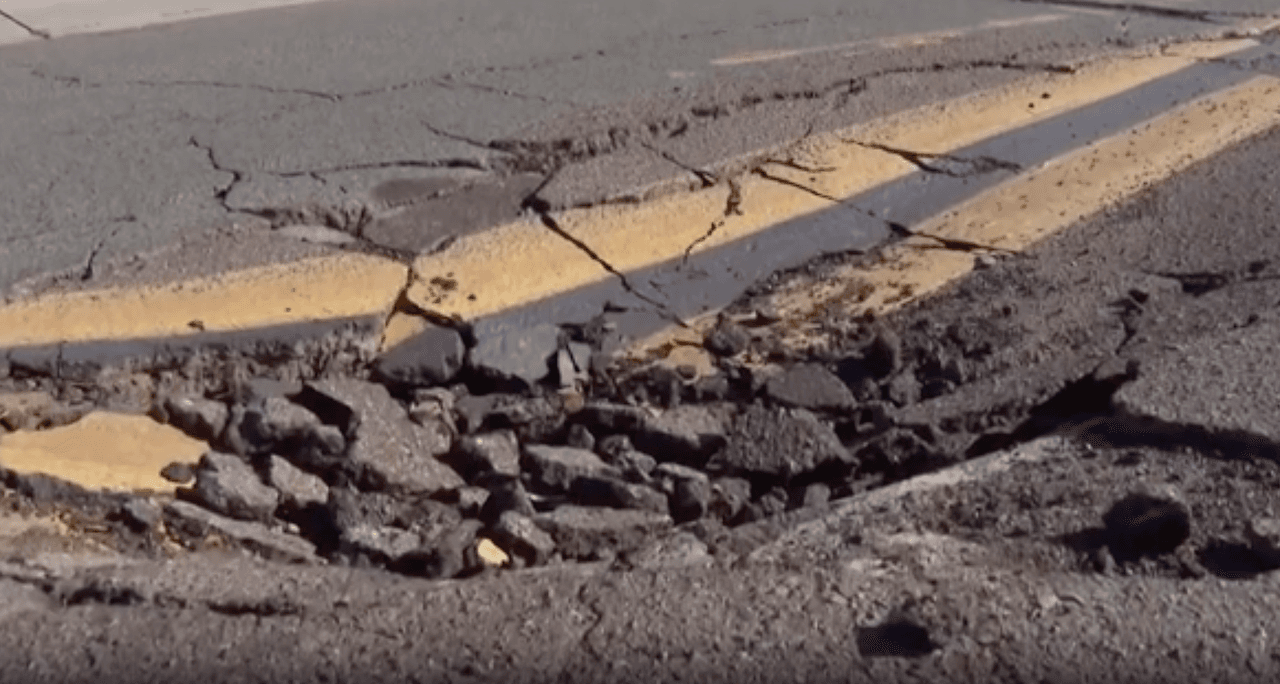 Hasta $10,000 de reembolso: California paga los daños a tu vehículo causados por problemas en carreterass