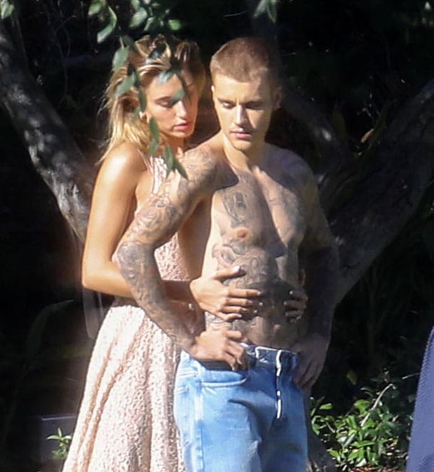 Y es que a la gala del MET también asistió 
<b><a href="https://www.univision.com/famosos/amo-a-selena-pero-estoy-enamorado-de-mi-esposa-justin-bieber-pone-en-su-lugar-a-un-fan-fotos">Hailey Baldwin, la esposa del ex novio de Selena, Justin Bieber</a></b>.