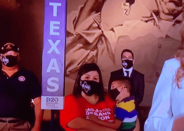 Melinda Luevanos fue una de las personas que acompañó a la congresista Verónica Escobar durante su intervención durante la segunda jornada de la Convención Demócrata. Luevanos es voluntaria en el grupo Moms Demand Action en El Paso, Texas. 
<br>
<br>"¡Orgullosa de ser parte de 
<a href="https://twitter.com/MomsDemand">@MomsDemand</a> y más orgullosa aún de representar a mi ciudad! ¡Estoy lista para elegir una mayoría con sentido común sobre el uso de armas y el momento es ahora", 
<a href="https://twitter.com/mynmyn525/status/1295935767492132867?s=20" target="_blank">tuiteó en su cuenta personal</a>.