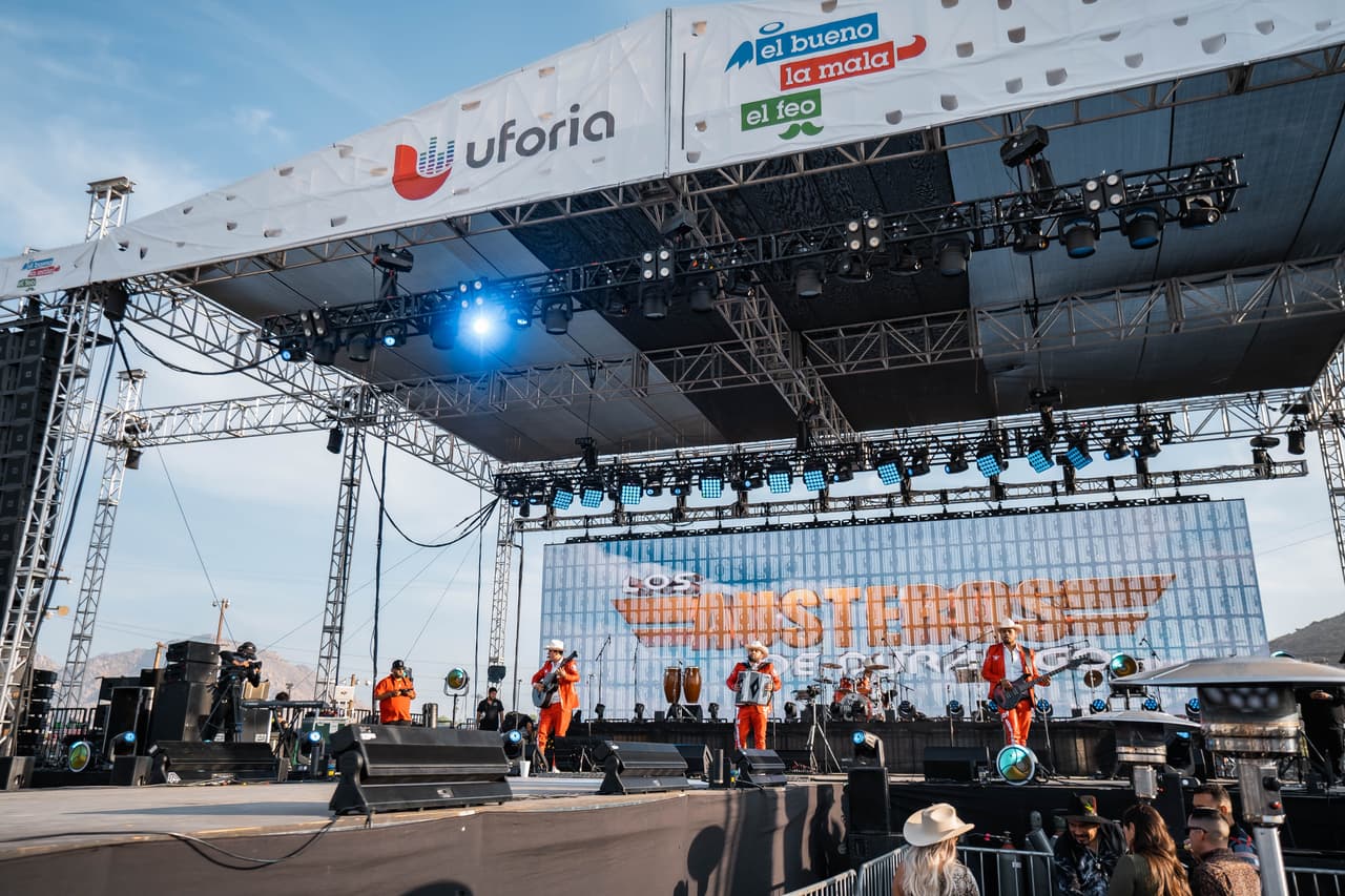 Y la banda Los Austeros se dejaron ver muy agradecidos con el rato que tuvieron para cantar frente a su público.