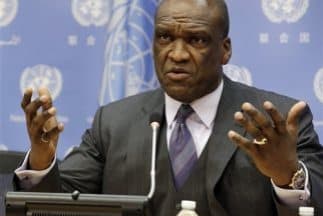 Foto de archivo en la que aparece John Ashe