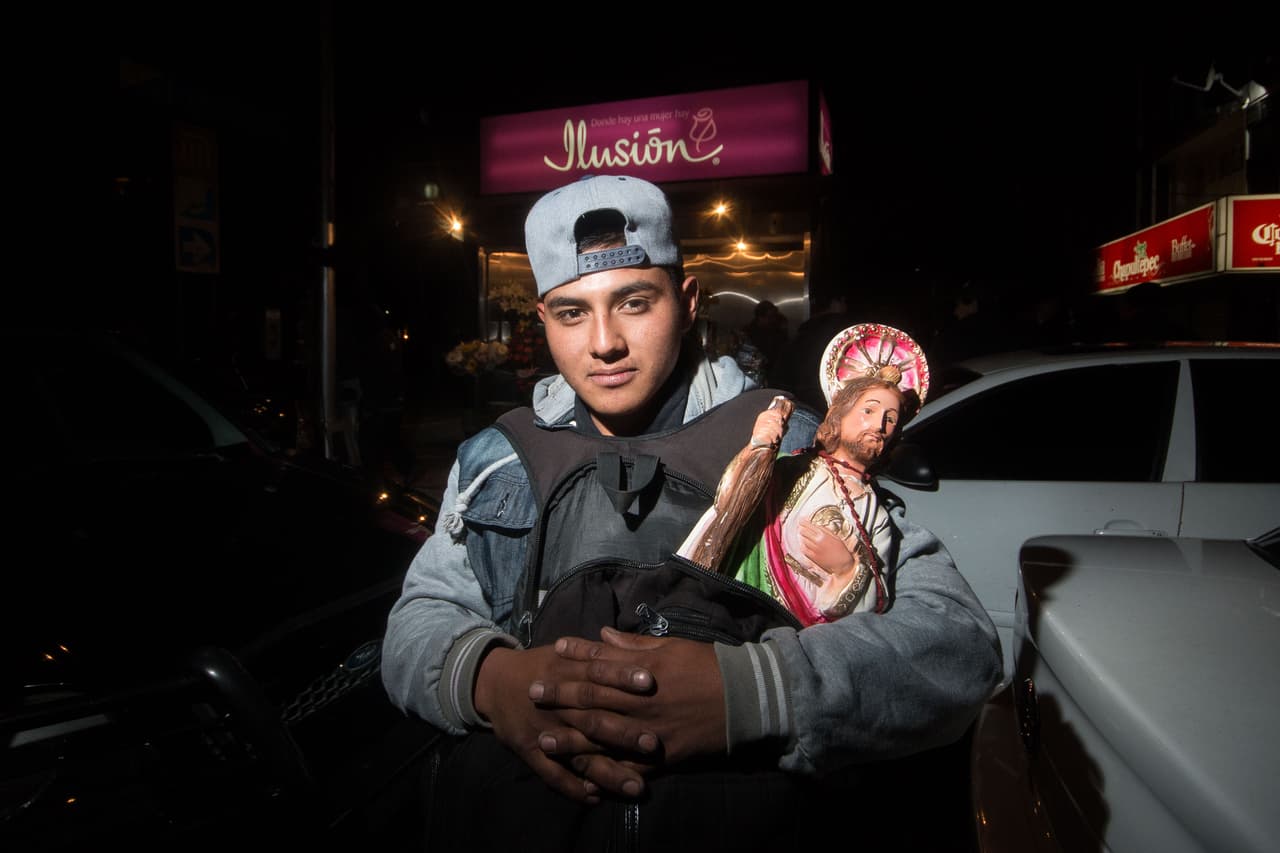 Esta imagen incorrecta de San Judas lo atribuyen a que la efigie con el bastón izquierdo es falsificada. 
<b><a href="http://www.univision.com/noticias/noticias-de-mexico/san-judas-tadeo-el-santo-preferido-de-los-delincuentes">Como le relató a Univision el padre José de Jesús Aguilar Valdés</a></b>: "Cuando hablamos de imágenes de estampas también hay derechos de algunos impresores, particularmente italianos que sacaron las imágenes de San Judas Tadeo. Para copiar la imagen los falsificadores simplemente la invirtieron".